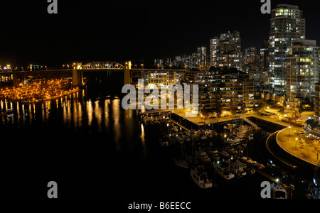 Pont de la rue Burrard et de Davie Village Condominiums Vancouver la nuit avec False Creek Yacht Club Marina et Burrard Banque D'Images