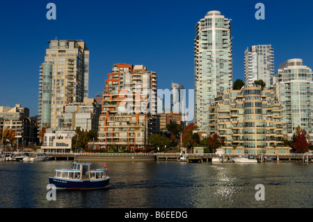 Granville Island water taxi crossing False Creek à Vancouver condos de grande hauteur Banque D'Images