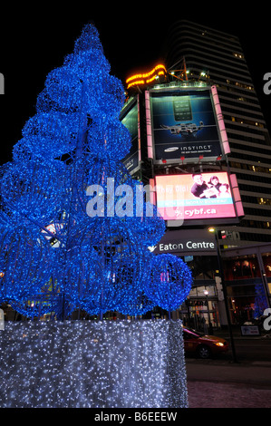 Blue Christmas Tree dans la rue Yonge Dundas Square Toronto à l'Eaton Centre Banque D'Images