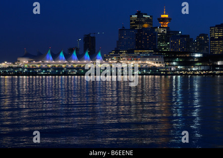 Le centre-ville de Vancouver et la Place du Canada, au crépuscule, avec les lumières de la ville reflétée dans l'Inlet Burrard, British Columbia Canada Banque D'Images