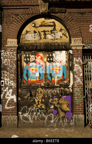 Barack Obama en tant que superman sur un mur dans l'East Village à New York Banque D'Images