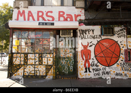 Le bar phare, le « bar ars » à 2nd Avenue et 1st Street dans l'East Village à New York City. Banque D'Images