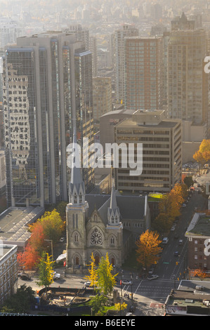 Vue aérienne de l'église catholique Holy Rosary Cathedral in haze entouré d'immeubles de grande hauteur dans le centre-ville de Vancouver Banque D'Images