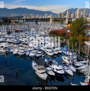 Bateaux amarrés à Granville Island Boat Yard et Burrard Bridge avec Marina et les montagnes côtières Vancouver Canada Banque D'Images