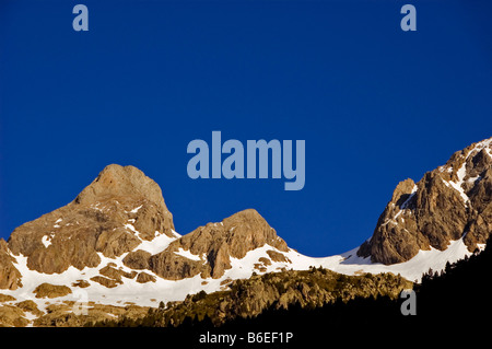 Beau paysage des Pyrénées la chaîne de montagnes qui sépare l'Espagne et la France Banque D'Images
