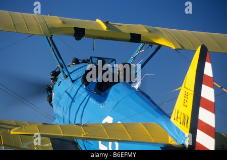 Ancien entraîneur américain Boeing biplan Stearman PT-17 Kaydet / 75 modèle prêt à départ Banque D'Images