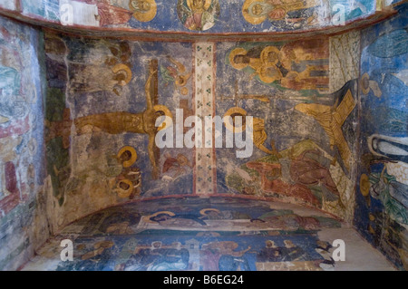 Intérieur et fresques de la cathédrale de la Transfiguration (1156) d'Mirozh monastère à Pskov, Russie Banque D'Images