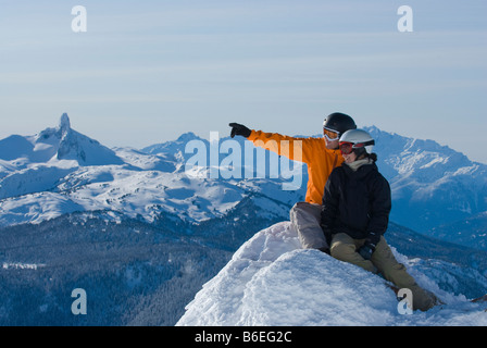 Couple qui dans la vue depuis le pic de Whistler Banque D'Images