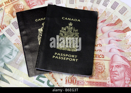 Deux passeports canadiens sur fond de pesos mexicains et dollars canadiens Banque D'Images