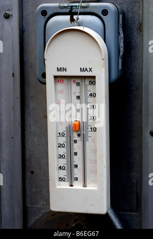 Un thermomètre à minimum maximum à Oxford Botanic Gardens greenhouses UK Banque D'Images