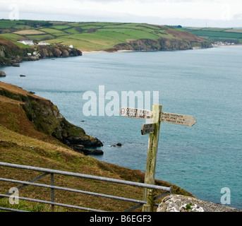 Sentier du littoral au point de départ en direction de lieu non identifié dans le Devon Banque D'Images