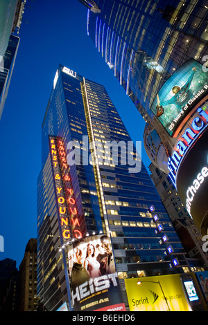 USA, New York, Manhattan, Times Square illuminée au crépuscule Banque D'Images