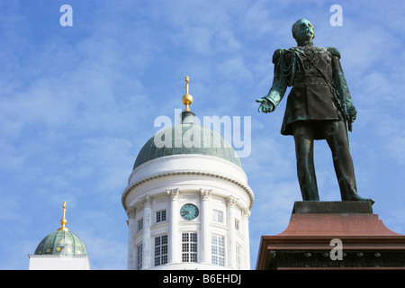 La statue de l'empereur Alexandre II en place du Sénat en face de la cathédrale d'Helsinki Helsinki Finlande Banque D'Images