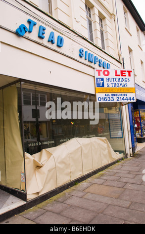 Place fermée et Simpson chaussures atelier fermé pour laisser sur la rue principale de Pontypool Torfaen South Wales UK Banque D'Images