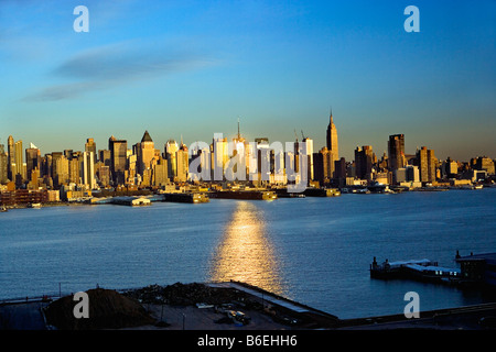 USA, New York, Manhattan, vue sur Manhattan skyline de New Jersey au coucher du soleil Banque D'Images