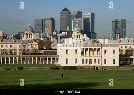 Vue depuis le Parc de Greenwich vers le National Maritime Museum, le Docklands et Canary Wharf, Londres. Banque D'Images
