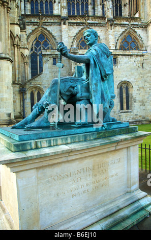 Statue de bronze de Constantin le Grand, situé à côté de la cathédrale de York Banque D'Images