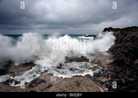 L'Espagne. Îles Canaries. Tenerife. Costa del Silencio. L'eau de mer s'écraser sur les falaises au cours de tempête. Banque D'Images