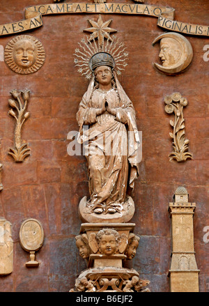 La sculpture de la Vierge Marie avec des symboles, sun, cyprès, Lily, lune, miroir, portail de la Renaissance portail principal, Major, La Seu Cath Banque D'Images