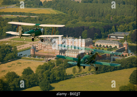 Vue aérienne de Ciron château d'eau, deux avions, juste Buecker Jungmann de Daxfort, laissé un Tiger Moth, Hamm, N Banque D'Images