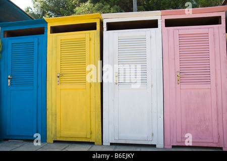 Cabines de plage couleur Italie Banque D'Images