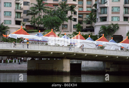 Lire Bridge et Swissotel Merchant Court Singapore, Singapour, Rivière Banque D'Images