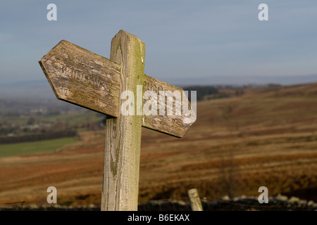 Un panneau en bois dans le Lake District Banque D'Images