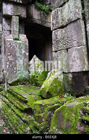 Des ruines en temple Angkor Thom, Angkor Wat au Cambodge, des pierres couvertes de musc vert Banque D'Images