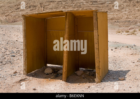 Toilettes publiques en plein air dans le désert Banque D'Images