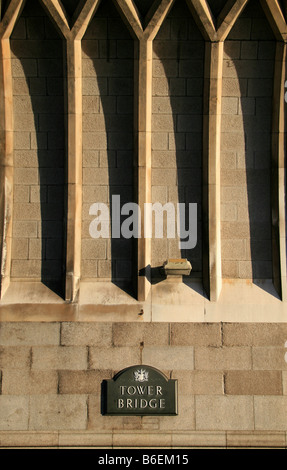 "Tower Bridge" sur la plaque d'Archway, Tower Bridge, Londres. Banque D'Images