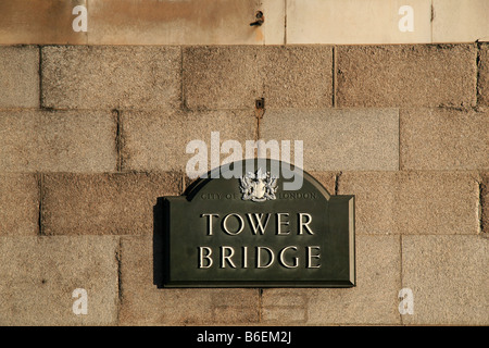 "Tower Bridge" sur la plaque d'Archway, Tower Bridge, Londres. Banque D'Images