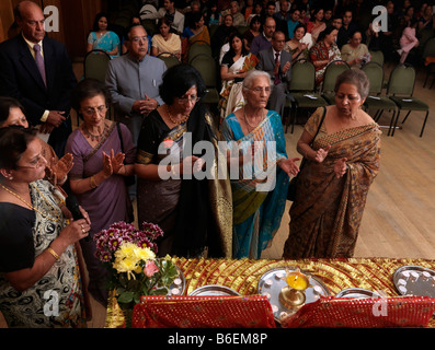 Cérémonie Arti aux célébrations du Diwali Wandsworth Town Hall Banque D'Images