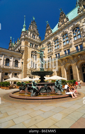 Historique La Fontaine Hygieia dans la cour intérieure de la mairie de Hambourg, Allemagne, Europe Banque D'Images