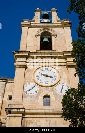 Tour de l'horloge, la cathédrale catholique de Saint John, Saint John's Square, La Valette, Malte Banque D'Images