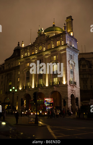 Longue nuit l'exposition de bâtiment donnant sur Piccadilly Circus, Regent Street London Banque D'Images