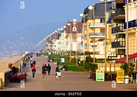 Cabourg, Normandie, France - Sea mist sur la Promenade Marcel Proust Banque D'Images