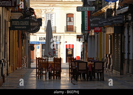 Une allée, tables et chaises en début de matinée, Ronda, Andalousie, Espagne, Europe Banque D'Images