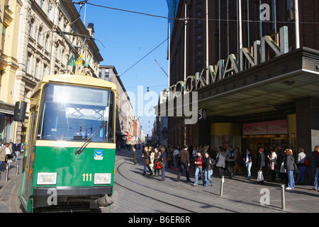 Tramway sur Aleksanterinkatu rue en face de Stockmanns department store Helsinki Finlande Banque D'Images