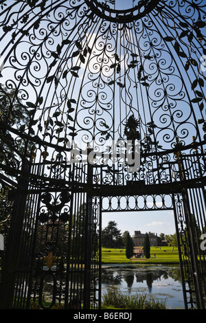 Robert Bakewell's arbour en fer forgé connu comme 'la cage' à Melbourne Hall, Derbyshire, Angleterre, RU Banque D'Images