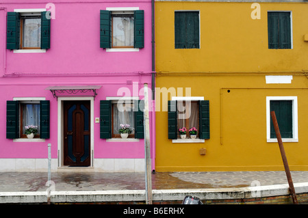 Les façades peintes de couleurs vives le long d'un canal à Burano, Venise, Vénétie, Italie, Europe Banque D'Images