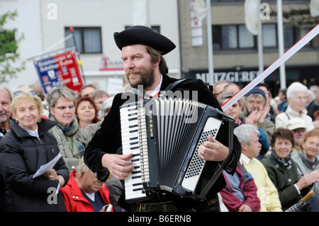 Joueur d'accordéon, SAV Volkstanzgruppe Weilerstreusslingen Heimattage, groupe de danse traditionnel festival d'Ulm, Ulm, 2008 Baden-W Banque D'Images