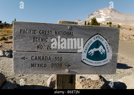 Panneau de la célèbre Pacific Crest Trail, le Mont Hood, Oregon Cascade Range, Range, Oregon, USA Banque D'Images
