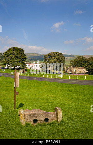 Les stocks sur le Village Green Bainbridge Wensleydale Yorkshire Angleterre Banque D'Images