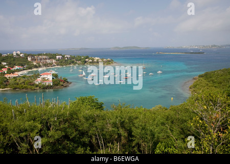 Voiliers amarrés dans le port de la petite ville de Cruz Bay sur l'île de Saint John dans le U S Îles Vierges américaines. Banque D'Images