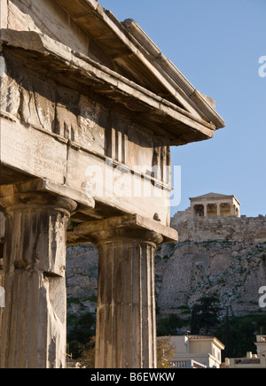 La porte d'Athéna Archegetis dans le Forum romain avec l'Erechtheion sur l'Acropole, dans l'arrière-plan, Plaka, Athens Grèce Banque D'Images