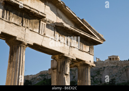 La porte d'Athéna Archegetis dans le Forum romain avec l'Erechtheion sur l'Acropole, dans l'arrière-plan, Plaka, Athens Grèce Banque D'Images