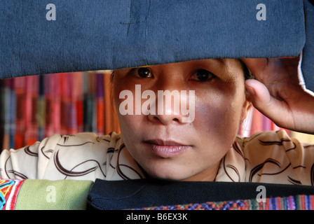 Marchand à son magasin de vente artisanat Bac Ha Vietnam Village Banque D'Images