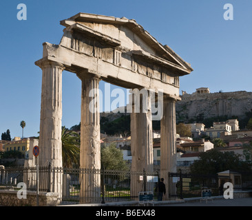 La porte d'Athéna Archegetis dans le Forum romain avec l'Erechtheion sur l'Acropole, dans l'arrière-plan, Plaka, Athens Grèce Banque D'Images