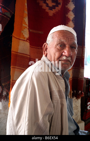 Portrait d'un portier en attente pour les clients de Souq Waqif Doha Qatar Banque D'Images