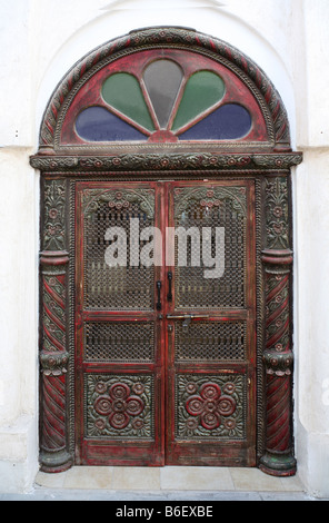 Une porte traditionnelle arabe décoré dans un immeuble dans le souk Waqif Doha Qatar Banque D'Images